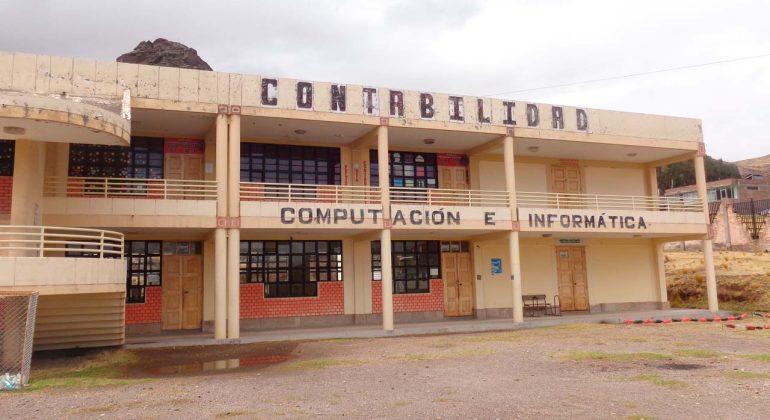 Fachada principal del campus institucional