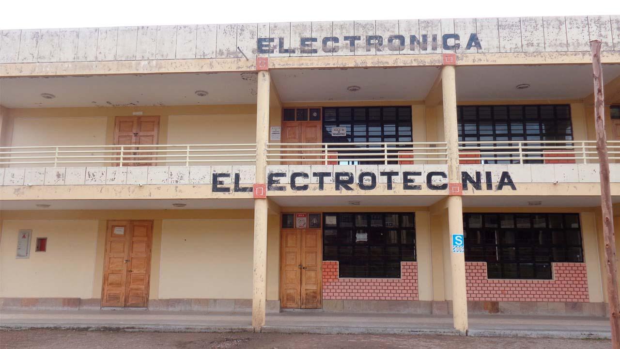 Fachada principal del campus institucional