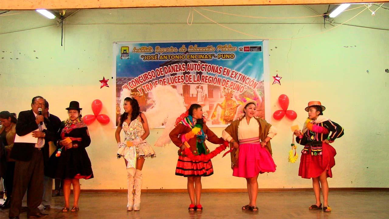 Fachada principal del campus institucional