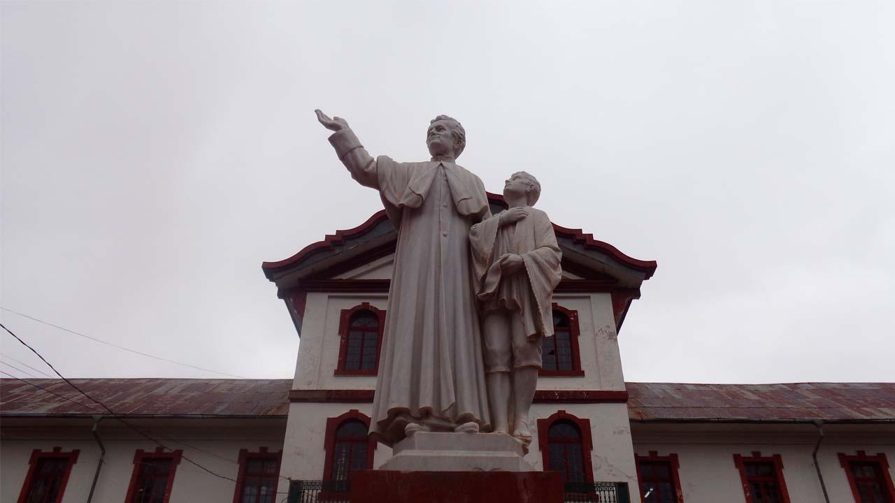 Fachada principal del campus institucional