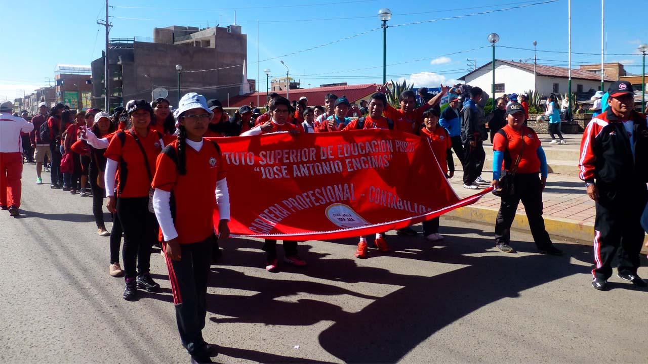 Fachada principal del campus institucional