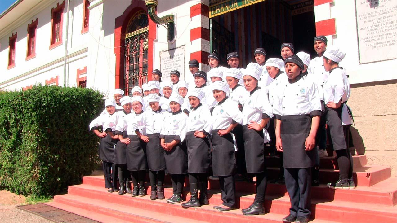 Fachada principal del campus institucional