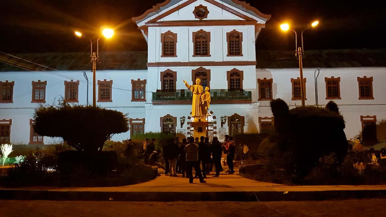 Fachada principal del campus institucional