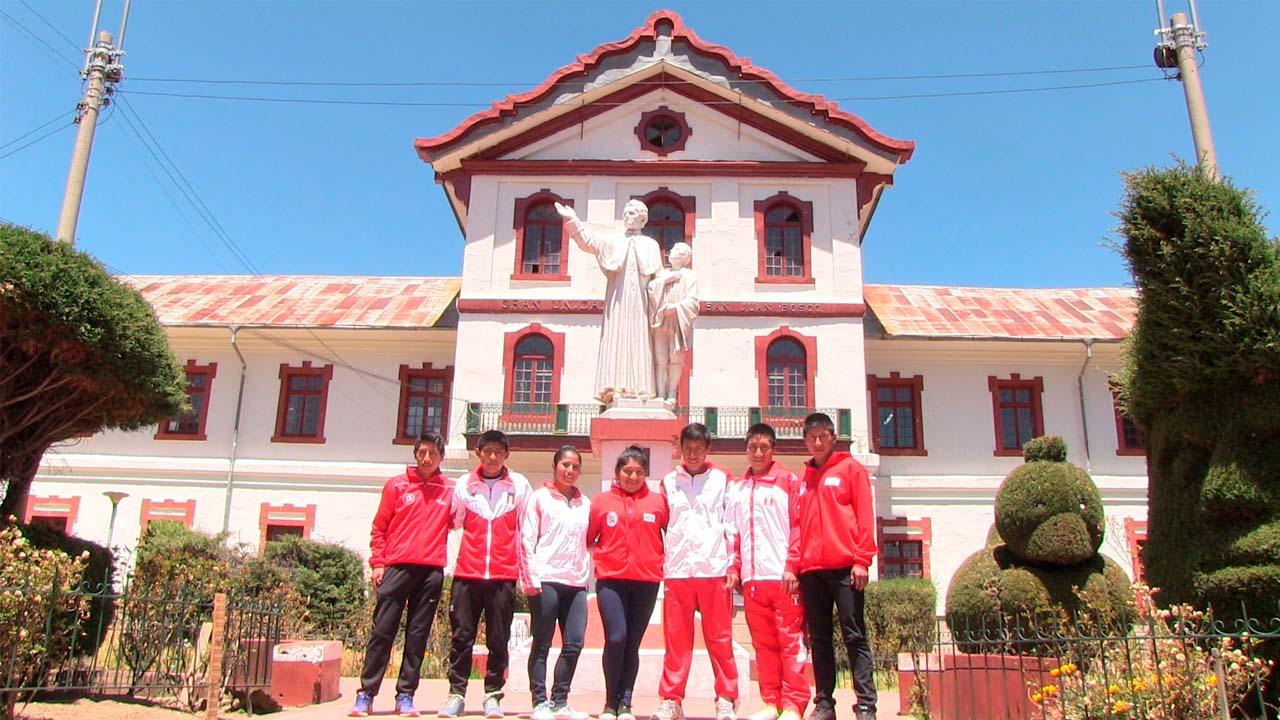 Fachada principal del campus institucional