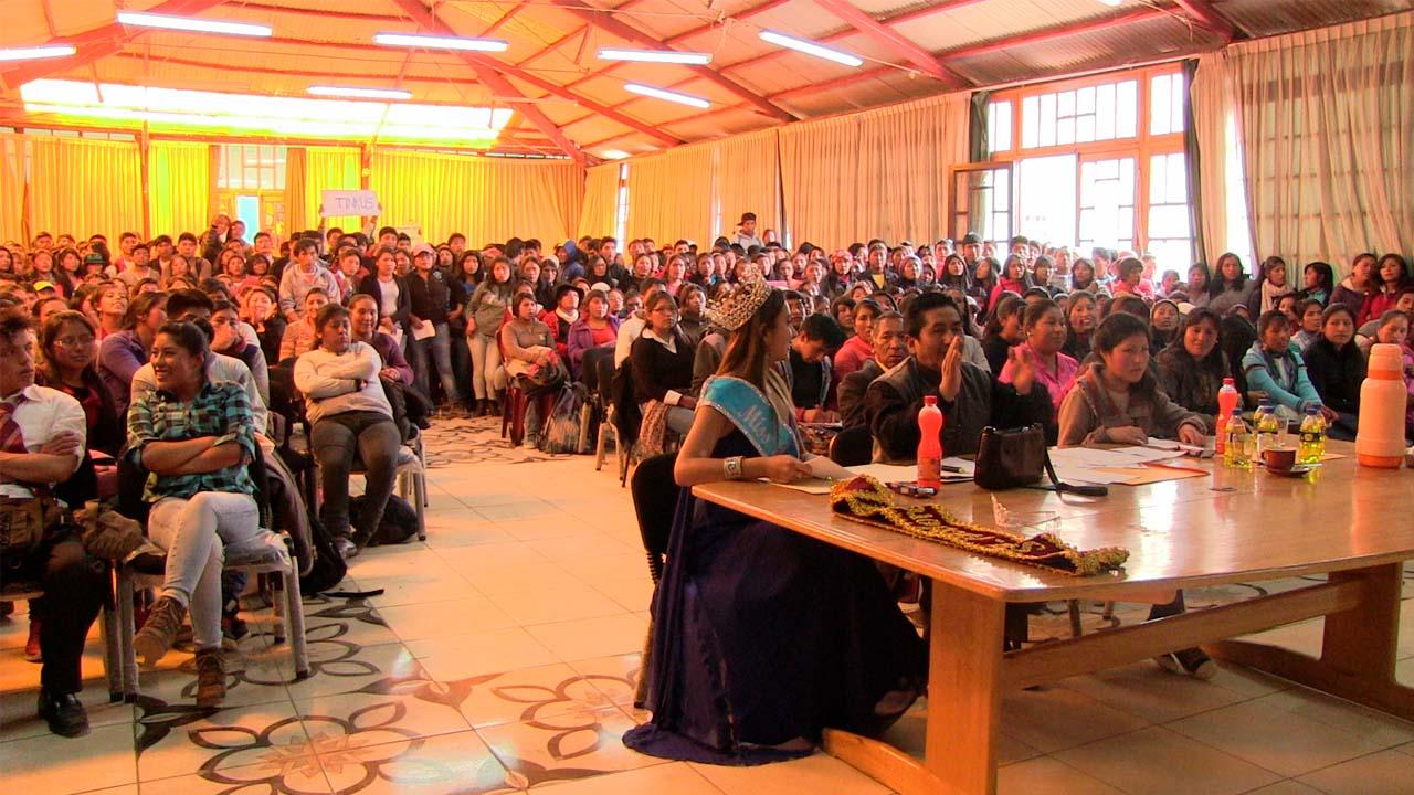 Fachada principal del campus institucional