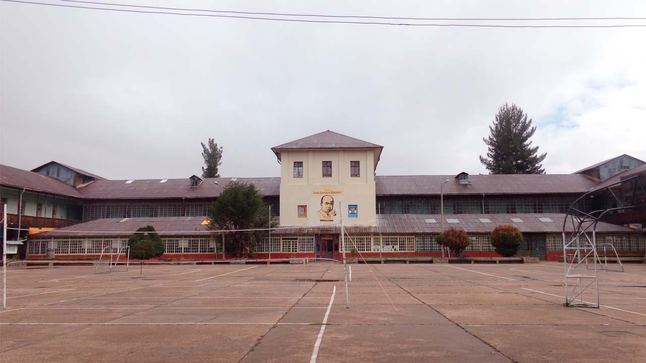 Fachada principal del campus institucional