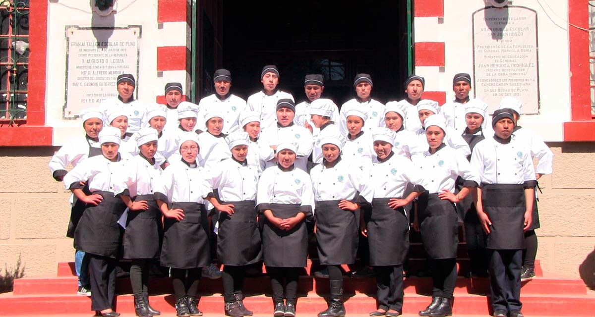 Estudiantes de hosteler&iacute;a trabajando